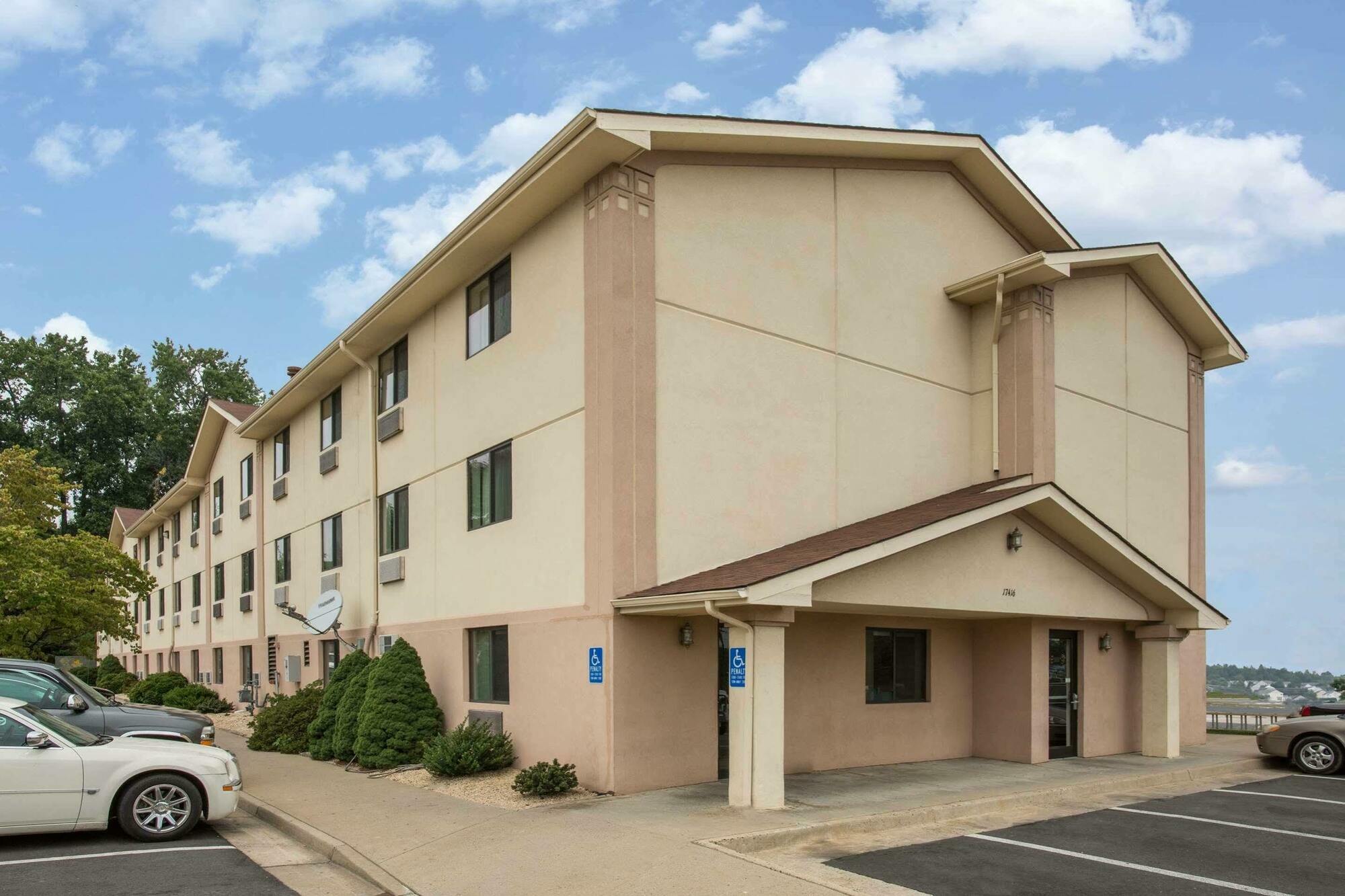 Super 8 By Wyndham Dumfries/Quantico Hotel Exterior photo